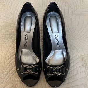Women’s open toe shoes Connie brand shiny black decorative silver chain size 6